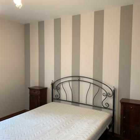 Strisce verticali tortora camera letto